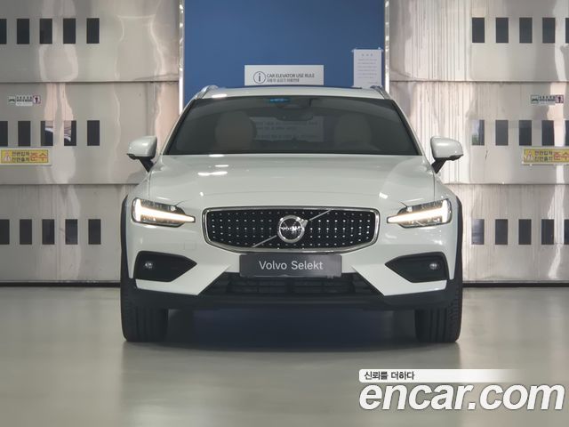 Volvo V60 2-го поколения B5 Ultra AWD - фото 1
