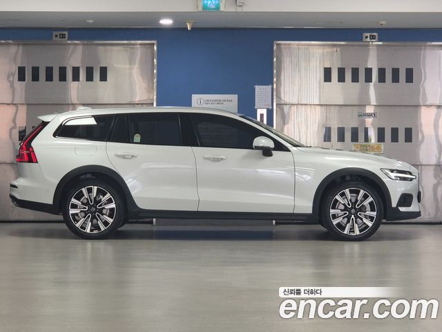 Volvo V60 2-го поколения B5 Ultra AWD - фото 2