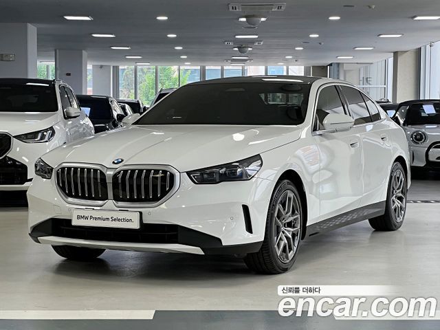 BMW 5-Series G60 520i - фото 0