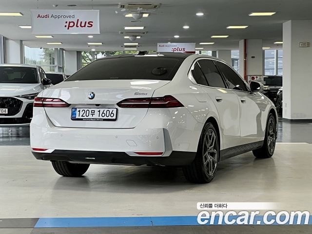 BMW 5-Series G60 520i - фото 1