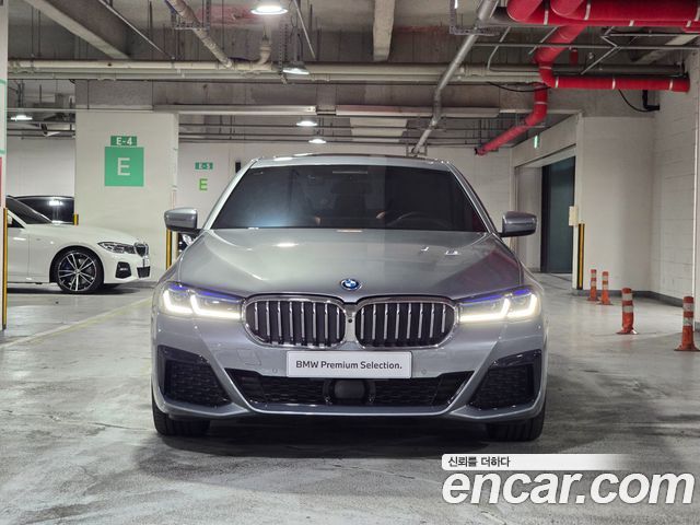 BMW 5-Series G30 530e M Sport - фото 1
