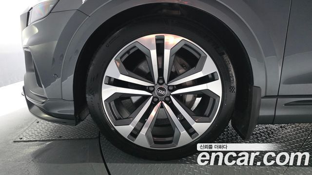 Audi Q8 55 TFSI Quattro Premium - фото 4