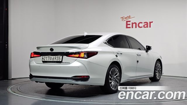 Lexus ES 300h 7-го поколения Executive - фото 1