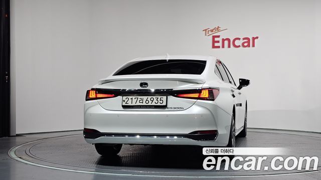 Lexus ES 300h 7-го поколения Executive - фото 3