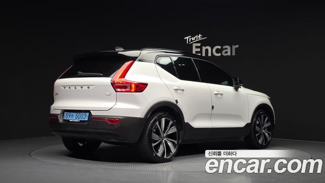 Volvo XC40 Recharge Twin Ultimate - фото 1