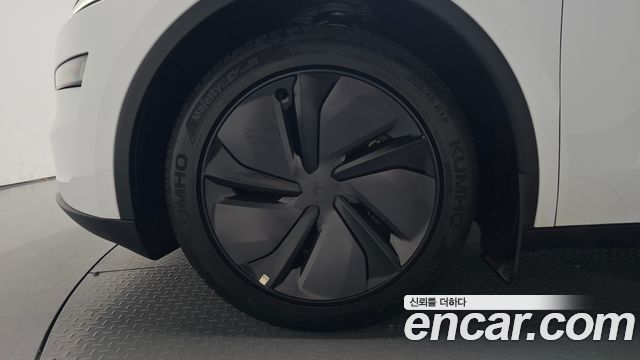 Tesla Model Y RWD - фото 3