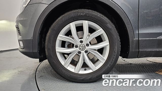 Volkswagen Tiguan 2-го поколения 2.0 TDI Premium - фото 4