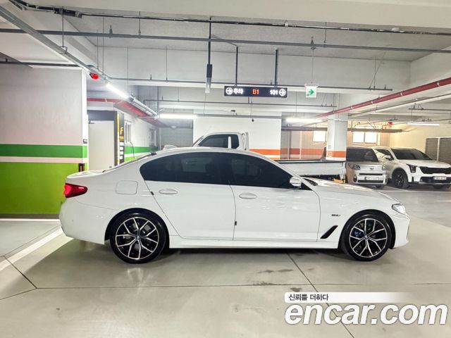 BMW 5 Series G30 530e M Sport - фото 3