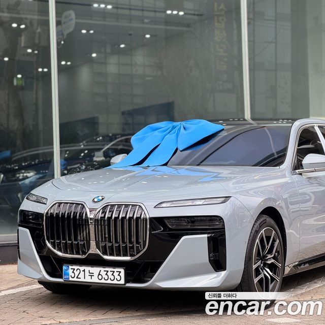 BMW 7 Series G70 740i xDrive M Sport - фото 0