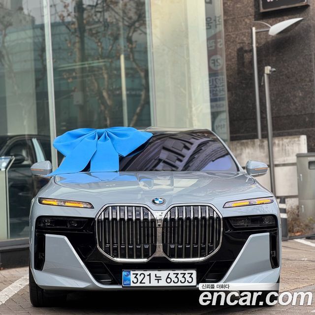 BMW 7 Series G70 740i xDrive M Sport - фото 1