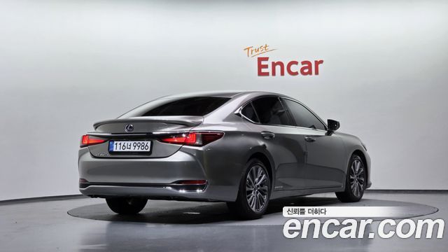 Lexus ES 300h 7-го поколения Luxury - фото 1