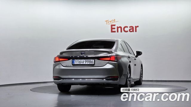 Lexus ES 300h 7-го поколения Luxury - фото 3