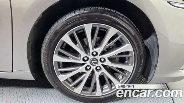 Lexus ES 300h 7-го поколения Luxury - фото 4