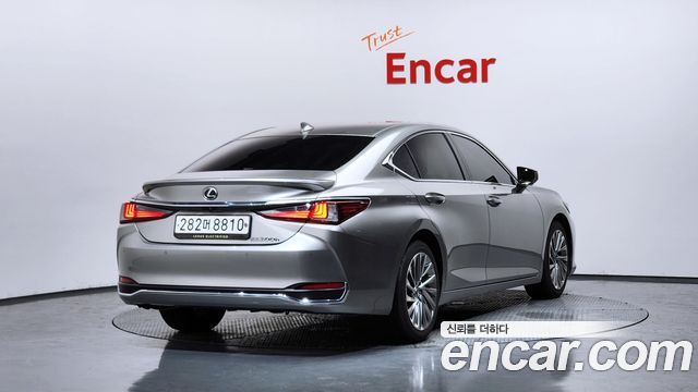 Lexus ES 300h 7-го поколения Executive - фото 1