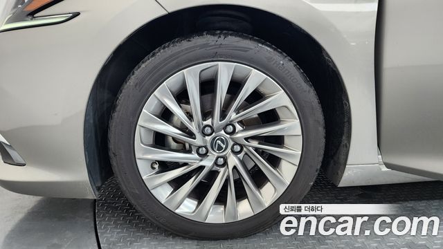 Lexus ES 300h 7-го поколения Executive - фото 4