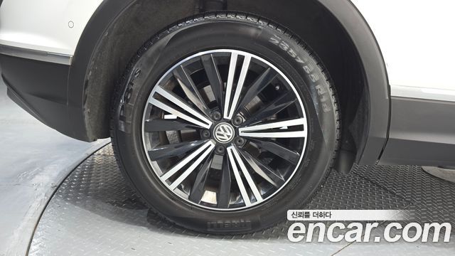 Volkswagen Tiguan 2-го поколения 2.0 TDI Prestige - фото 4