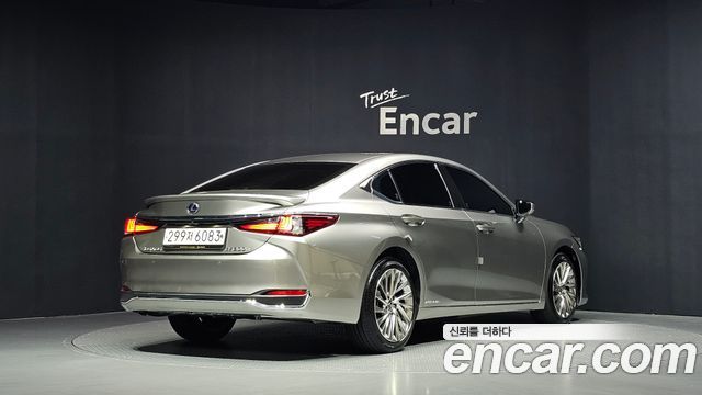 Lexus ES 300h 7-го поколения Luxury Plus - фото 1