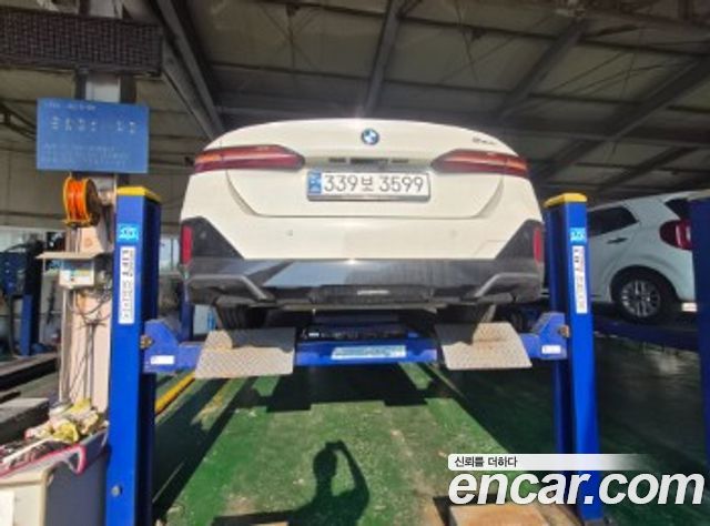 BMW 5 Series G60 520i M Sport - фото 1