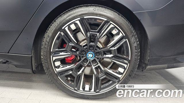 BMW i5 G60 M60 xDrive - фото 4
