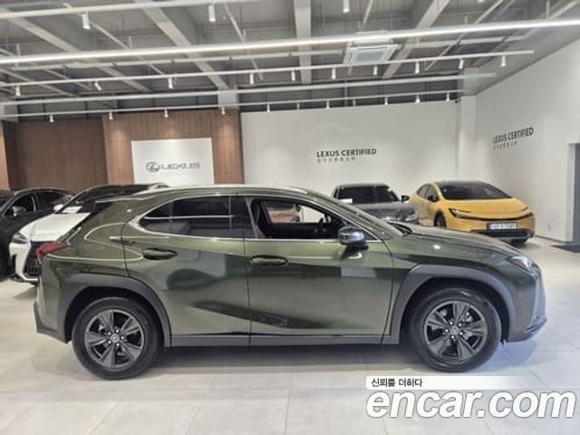 Lexus UX 300h 2.0 2WD - фото 1