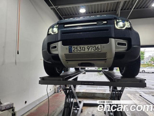 Land Rover Defender L663 110 D240 SE - фото 0