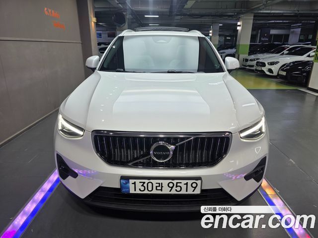 Volvo XC40 B4 Ultra Bright - фото 2