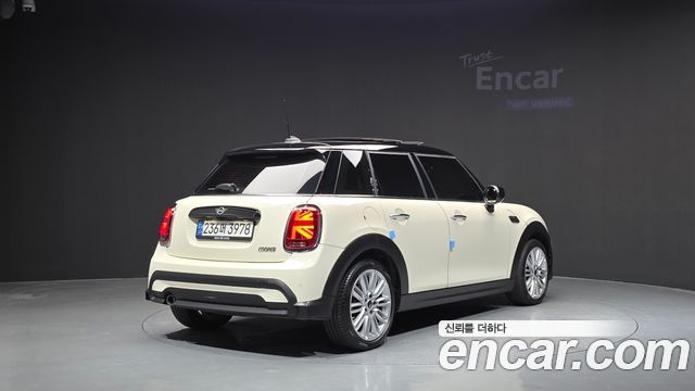 Mini Cooper 5-Door Classic Plus 3rd - фото 1