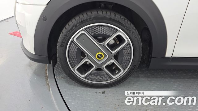 Mini Cooper Electric Resolute Edition 3rd - фото 3