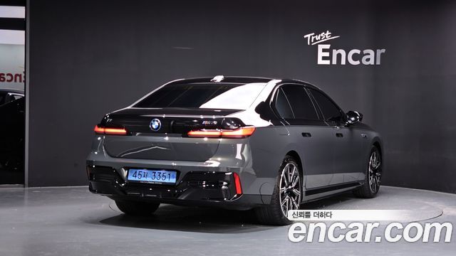 BMW i7 G70 M70 xDrive M Performance - фото 0