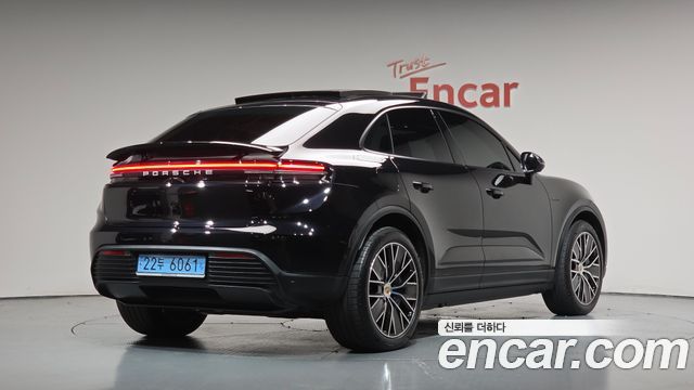 Porsche Macan EV Base 4 - фото 1