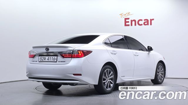 Lexus ES 300h Supreme XV60 - фото 1