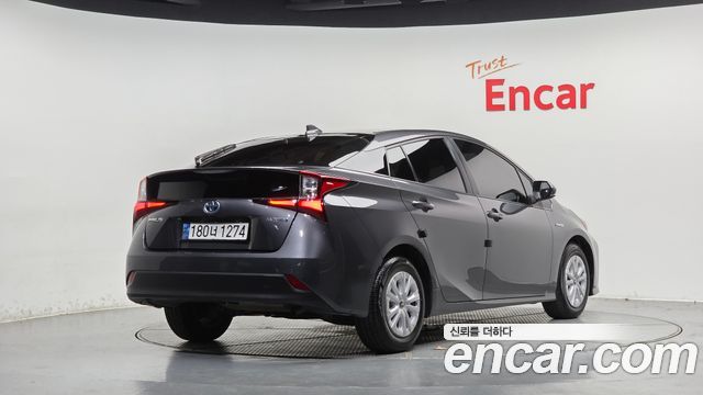 Toyota Prius 4-го поколения 1.8 - фото 0
