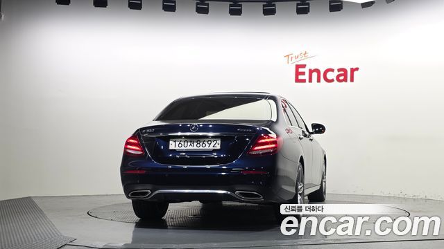 Mercedes-Benz E-Class W213 E300 4MATIC AMG Line - фото 3