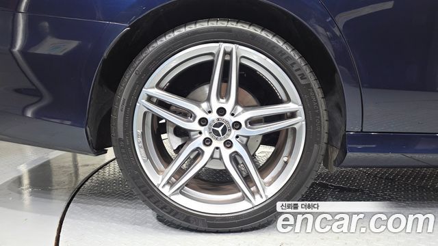 Mercedes-Benz E-Class W213 E300 4MATIC AMG Line - фото 4