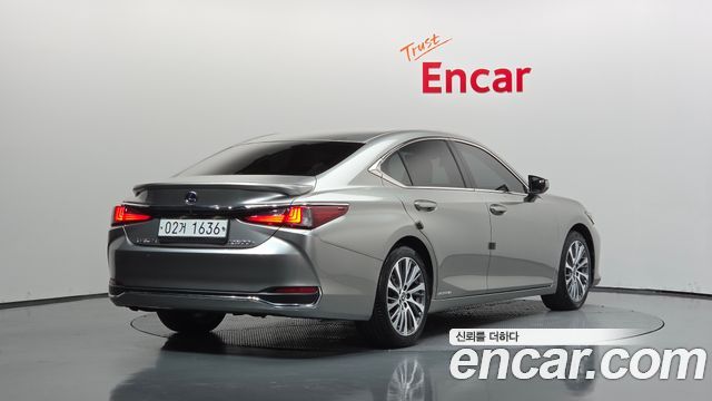 Lexus ES 300h 7-го поколения Luxury - фото 1