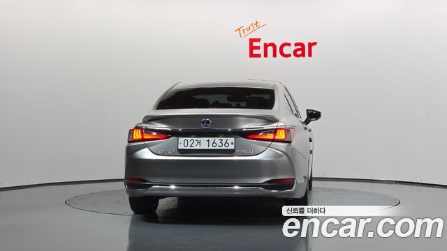 Lexus ES 300h 7-го поколения Luxury - фото 3