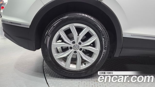 Volkswagen Tiguan 2-го поколения 2.0 TDI Premium - фото 4