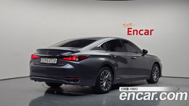 Lexus ES 300h 7-го поколения Executive - фото 1