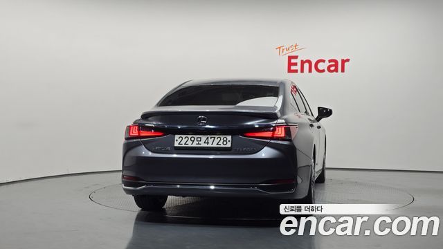 Lexus ES 300h 7-го поколения Executive - фото 3