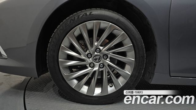 Lexus ES 300h 7-го поколения Executive - фото 4
