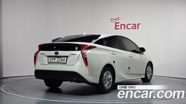 Toyota Prius 4-го поколения 1.8 E - фото 1