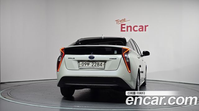 Toyota Prius 4-го поколения 1.8 E - фото 3