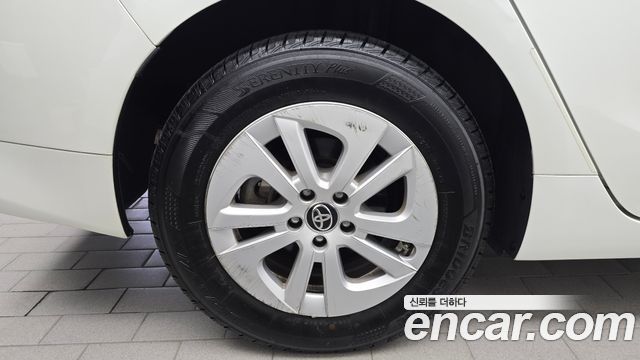 Toyota Prius 4-го поколения 1.8 E - фото 4