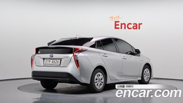 Toyota Prius 4-го поколения 1.8 E - фото 1