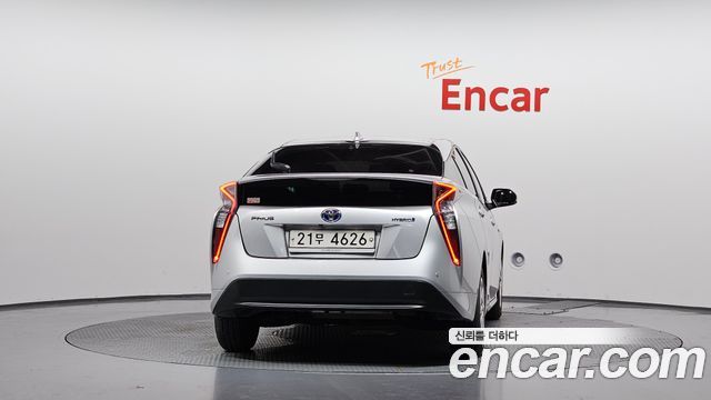 Toyota Prius 4-го поколения 1.8 E - фото 3