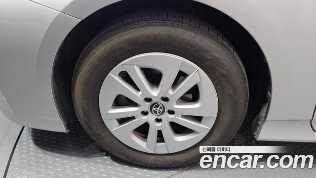 Toyota Prius 4-го поколения 1.8 E - фото 4