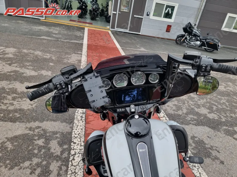 HARLEY-DAVIDSON FLHXS STREET GLIDE SPECIAL - фото 3