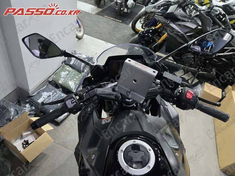 SUZUKI GSX 8 R - фото 3