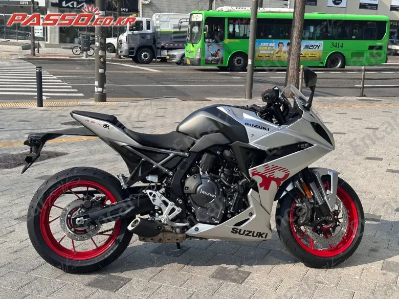 SUZUKI GSX 8 R - фото 0