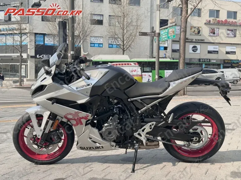 SUZUKI GSX 8 R - фото 1